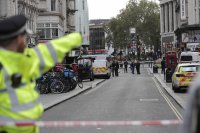 снимка 1 Двама полицаи са намушкани с нож в центъра на Лондон