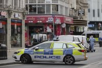 снимка 4 Двама полицаи са намушкани с нож в центъра на Лондон