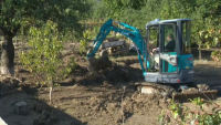 Въпреки помощта техниката в село Слатина не достига за разчистването на щетите от потопа