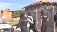 Трима души са задържани за купуване на гласове в Бургас според източници на БНТ