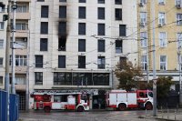 Жена загина, а 11 души получиха медицинска помощ след пожара в хотел в София (Обобщение)