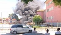 Строителни материали горяха в двора на пловдивско училище, няма опасност за сградата (Снимки)