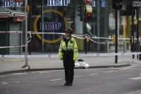 снимка 3 Двама полицаи са намушкани с нож в центъра на Лондон