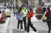 снимка 2 Двама полицаи са намушкани с нож в центъра на Лондон
