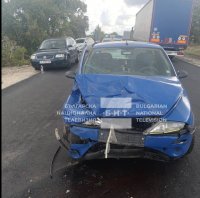 Лек автомобил блъсна спрени коли на пътя Шумен – Търговище (СНИМКИ)