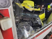 Издирват шофьора на таксито с нелегални мигранти, което катастрофира в София