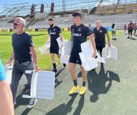 Фенове, футболисти и треньори на Локомотив Пловдив носиха седалки към новата трибуна „Бесика“
