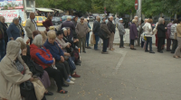Пенсионери във Варна се редят на дълги опашки, за да подновят картите си за градски транспорт