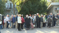 Дълги опашки от пенсионери и днес се вият пред гишета на градския транспорт във Варна