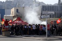Продължават стачките във френските рафинерии