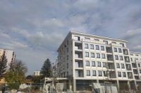 Строители престояха часове на парапета на последния етаж на сграда в Перник - поискаха си неизплатени пари