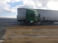 Камион катастрофира на "Струма", разля гориво върху платното