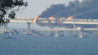 Възобновяват движението по Кримския мост след взрива