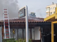 Мъж се барикадира в дома си в Казанлък след като подпали заведение (СНИМКИ)