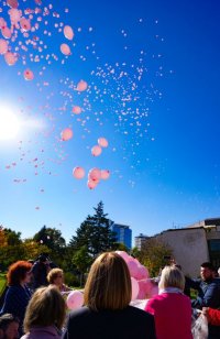 снимка 4 1200 розови балона полетяха в памет на жените, починали от рак на гърдата (Снимки)