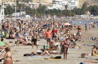 Топлото време в Испания изкара хората по плажовете