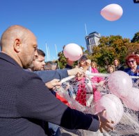 снимка 2 1200 розови балона полетяха в памет на жените, починали от рак на гърдата (Снимки)