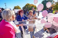 снимка 3 1200 розови балона полетяха в памет на жените, починали от рак на гърдата (Снимки)