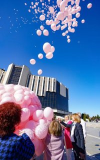 снимка 5 1200 розови балона полетяха в памет на жените, починали от рак на гърдата (Снимки)