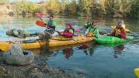 Доброволци с каяци почистват река Марица край Пловдив