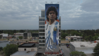 Артист изрисува най-високото в света изображение на Марадона