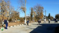Жители на варненско село сами ремонтират главната улица (СНИМКИ)