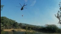 Хеликоптер помага в гасенето на горски пожар в Родопите