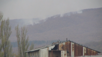 Не е овладян пожарът над военния полигон "Ново село"