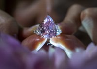 Ярък розов диамант беше продаден на търг за над 28 милиона евро