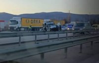 Полицай е тежко ранен след катастрофа с автомобил с мигранти край София
