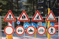 Предлагат въвеждане на 11 нови пътни знака за подобряване на пътната безопасност