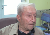 За пример: 89-годишният дядо Гено дари щик за поругания паметник "Майка България"