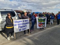 Жители на няколко села затвориха пътя Асеновград-Кърджали в знак на протест срещу мраморна кариера