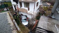 Кола падна от 5 метра в двора на къща в Смолян (СНИМКА)