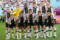 Защо националният отбор на Германия закри устите си преди мача с Япония на Мондиала?