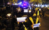 снимка 2 Протестите в Китай се разрастват: Граждани протестират срещу Си Цзинпин и ковид политиката