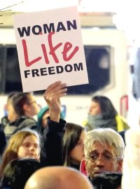 снимка 4 Протест срещу насилието над жени в София (Снимки)