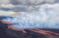 Вулканът Мауна Лоа продължава да бълва лава и пепел