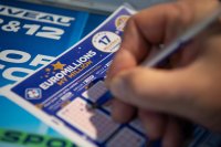 165 души от белгийско село спечелиха 143 млн. евро от лотарията