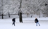 Зимна обстановка във Великобритания: Отменени полети заради обилен сняг