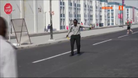Регулировчик-съдия, който показва картони на нарушителите на пътя в Катар