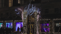 Коледа в Ню Йорк: Елтън Джон откри празничните витрини на Пето авеню