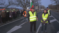 Жители от наводнените карловски села на протест: Блокираха за кратко движението по Подбалканския път