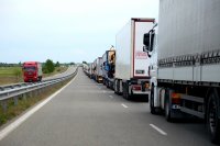 Движението към ГКПП "Дунав мост" отново е затруднено от спрели камиони