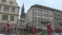 Дядо Коледа на падъл борд в Страсбург