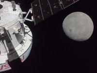 До Луната и обратно: Капсулата "Орион" се върна успешно на Земята