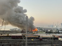 Голям пожар гори на пристанището в Бургас
