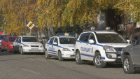 Заловиха 15-годишен шофьор в Карловско. Арестувани са и негови роднини - подхвърлили 50 лв. на полицаите