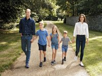 Разпространиха коледна картичка с принц Уилям, Кейт и трите им деца
