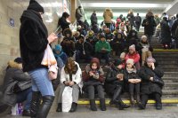 Нови масирани руски атаки в Украйна, метрото в Киев отново е укритие за стотици